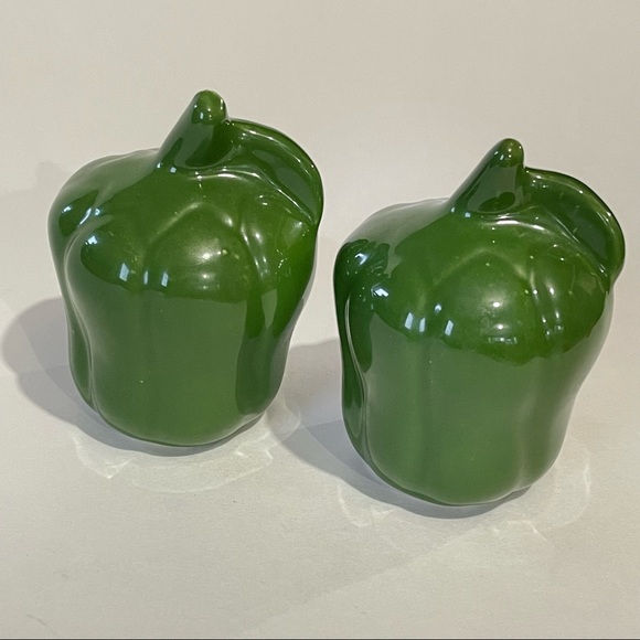 Vintage Green Bell Pepper Salt And Pepper Shakers Shaker Set Vtg Kitchen - Picture 3 of 6